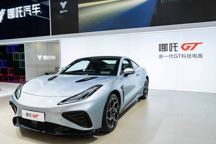 重庆322哪吒汽车在智能汽车领域的表现，领途汽车在新能源汽车市场中的影响力